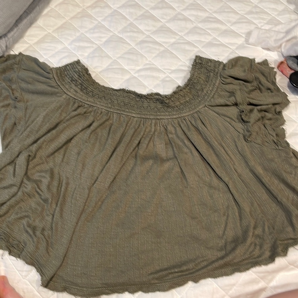 Green free people off the shoulder crop
